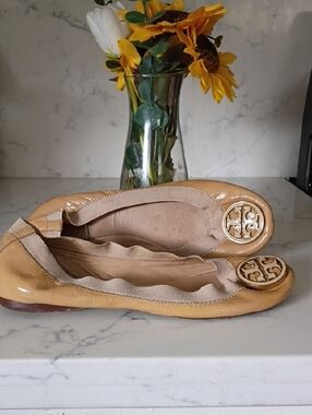 Tory Burch Reva Patent Leather Ballet Flats in Tan
